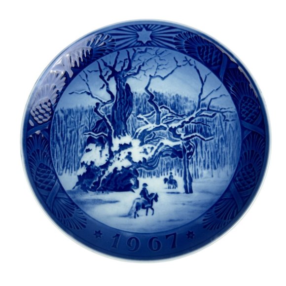 Vintage Royal Copenhagen Christmas Plate The Royal Oak Kai Lange - Picture 1 of 3